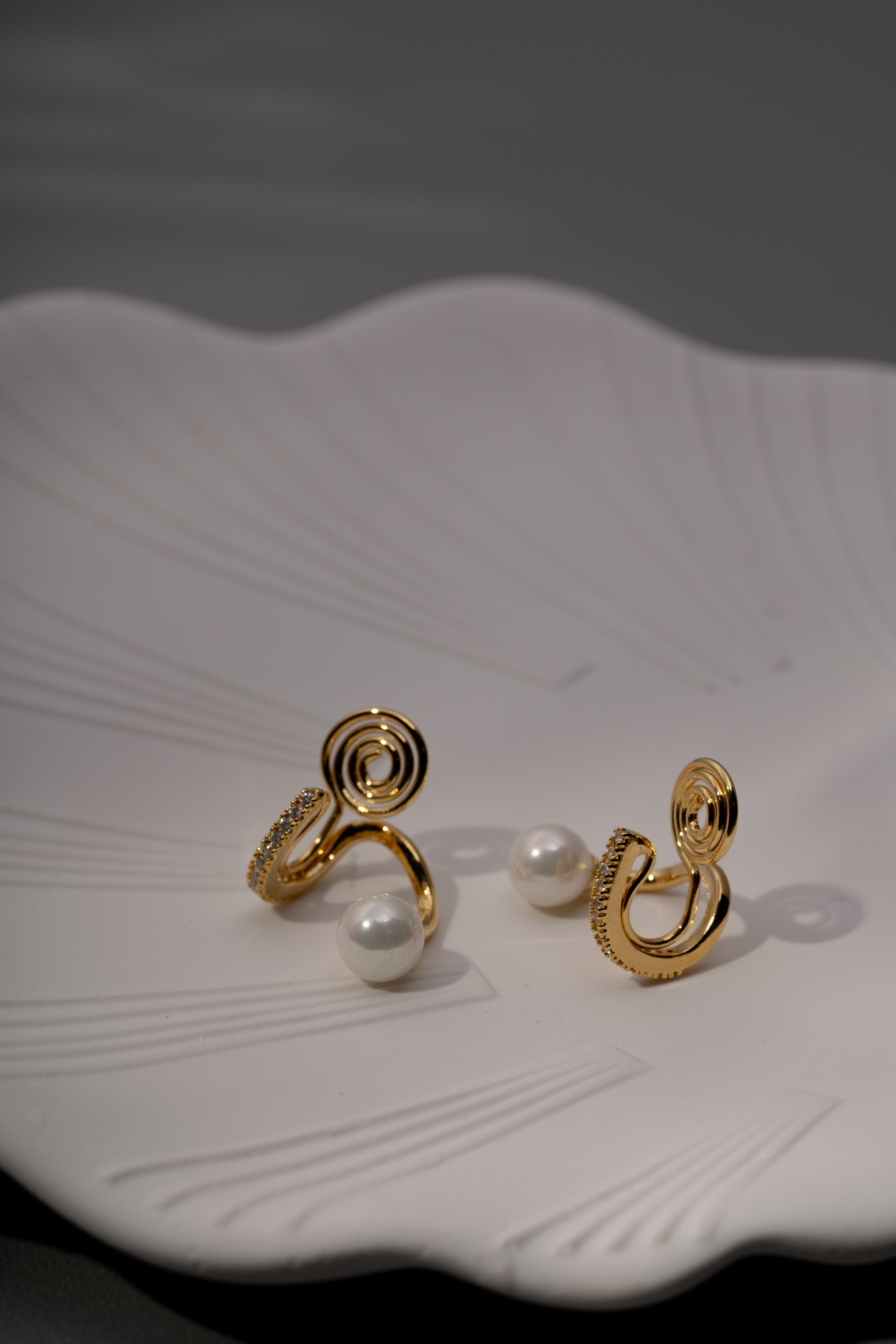 排鑽鋯石線條珍珠.蚊香盤耳夾 - 金色