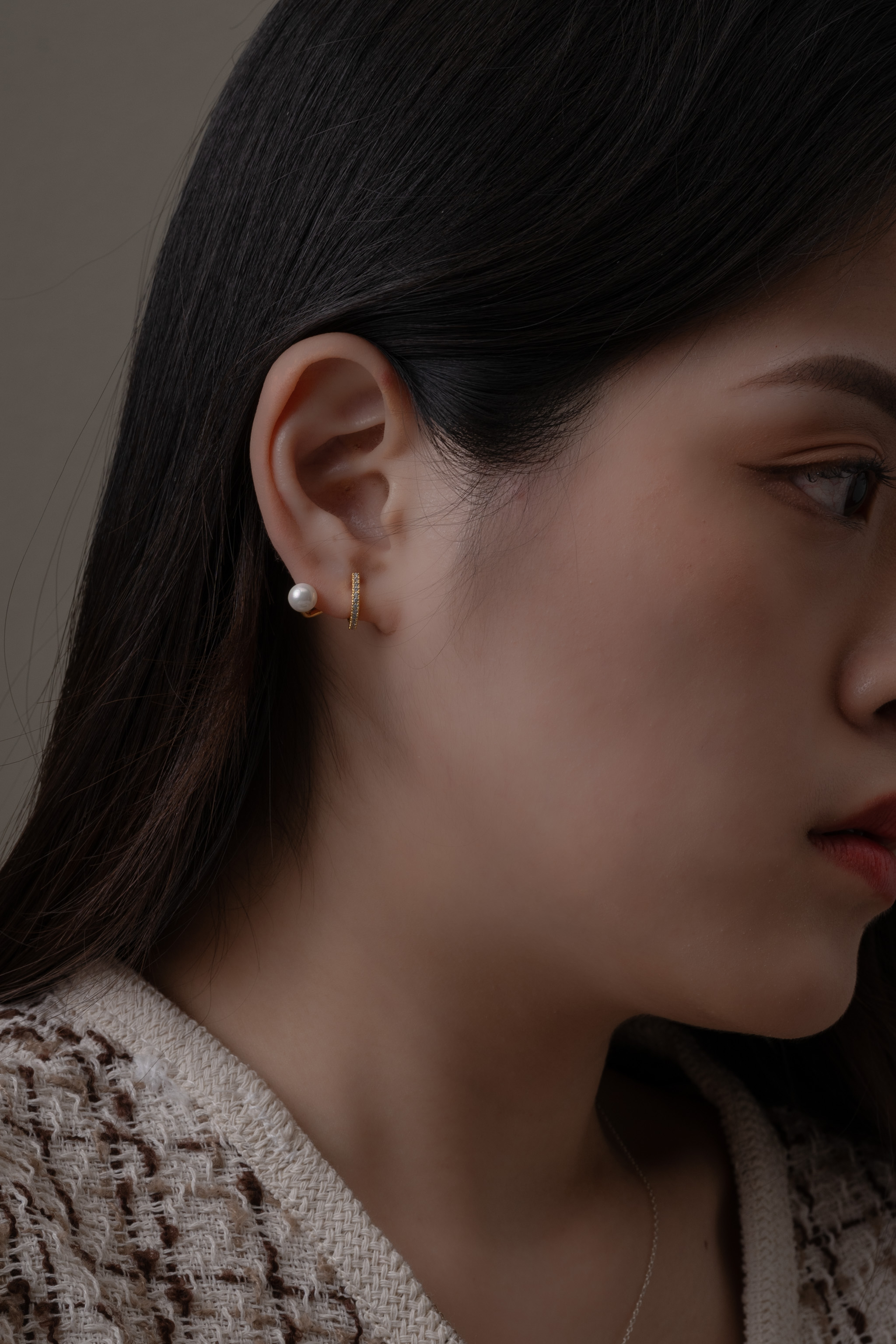 排鑽鋯石線條珍珠.蚊香盤耳夾 - 金色