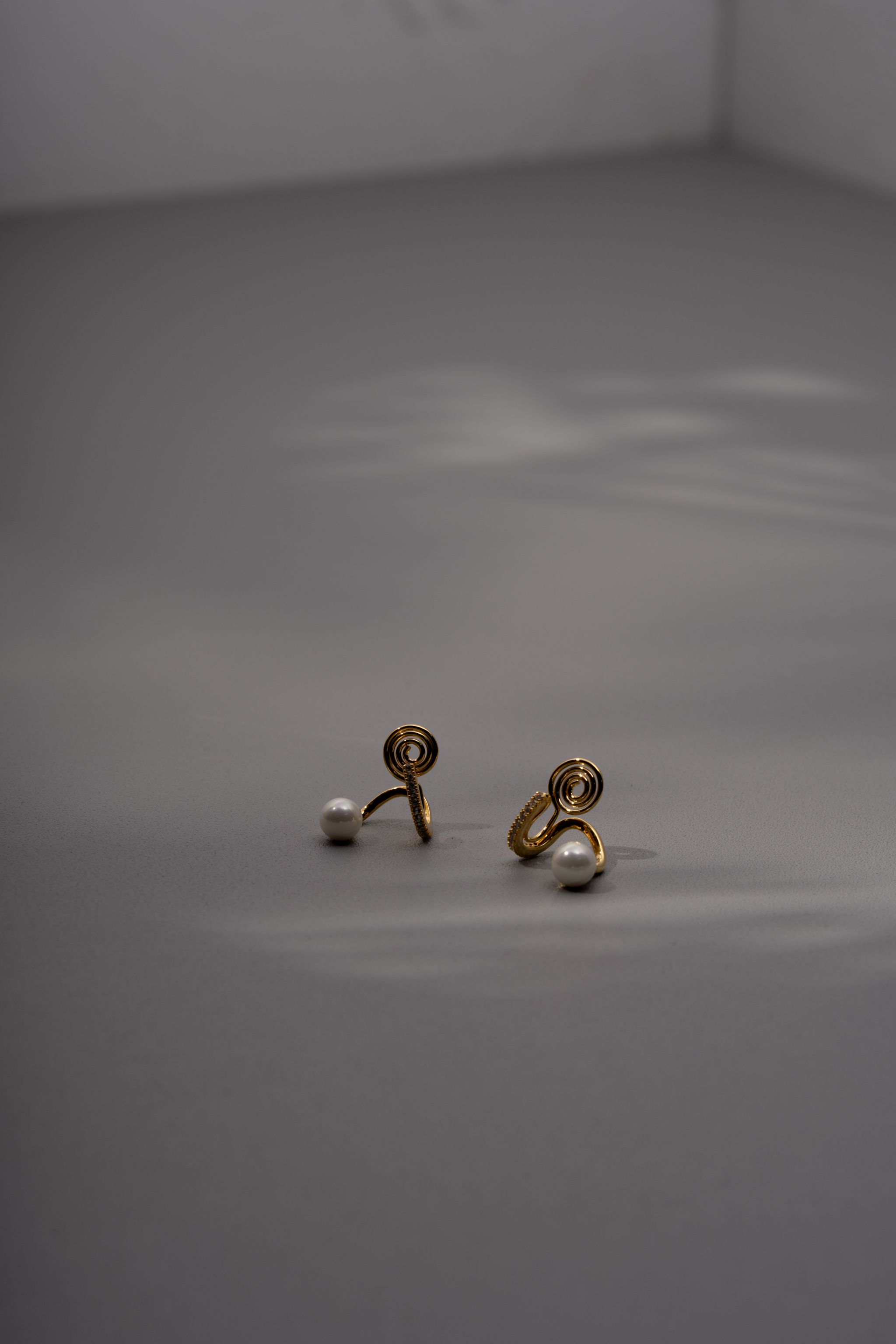 排鑽鋯石線條珍珠.蚊香盤耳夾 - 金色