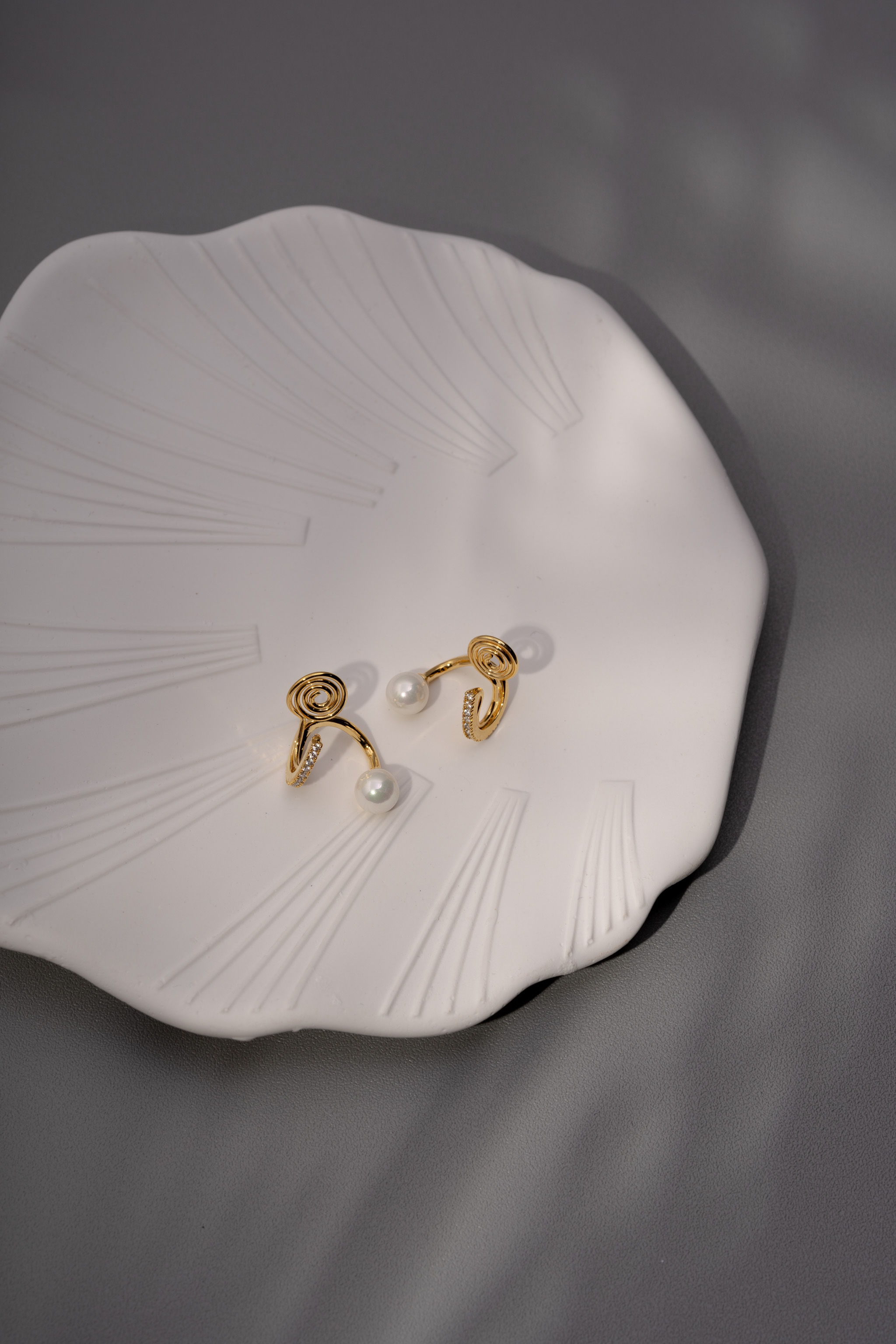 排鑽鋯石線條珍珠.蚊香盤耳夾 - 金色