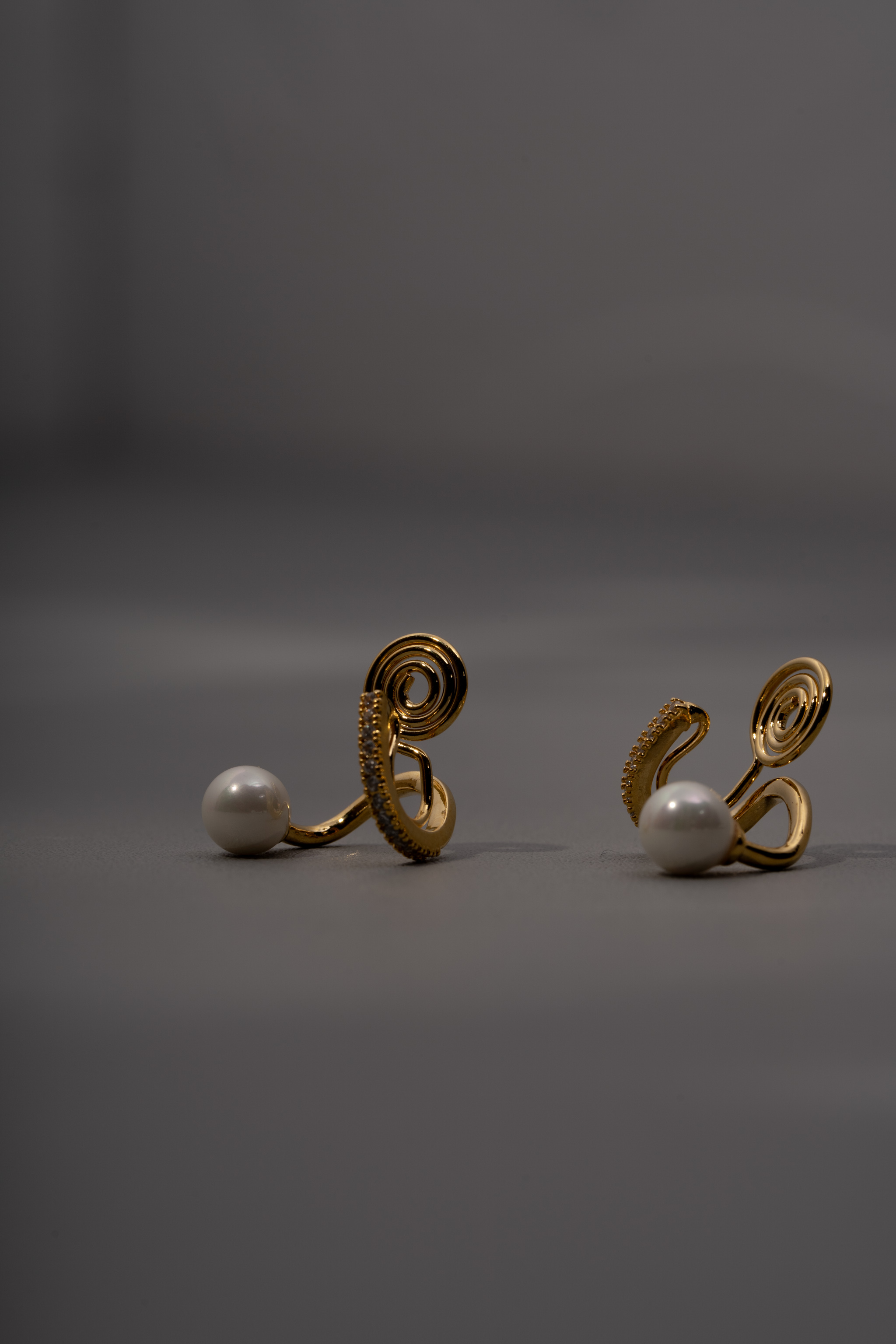 排鑽鋯石線條珍珠.蚊香盤耳夾 - 金色