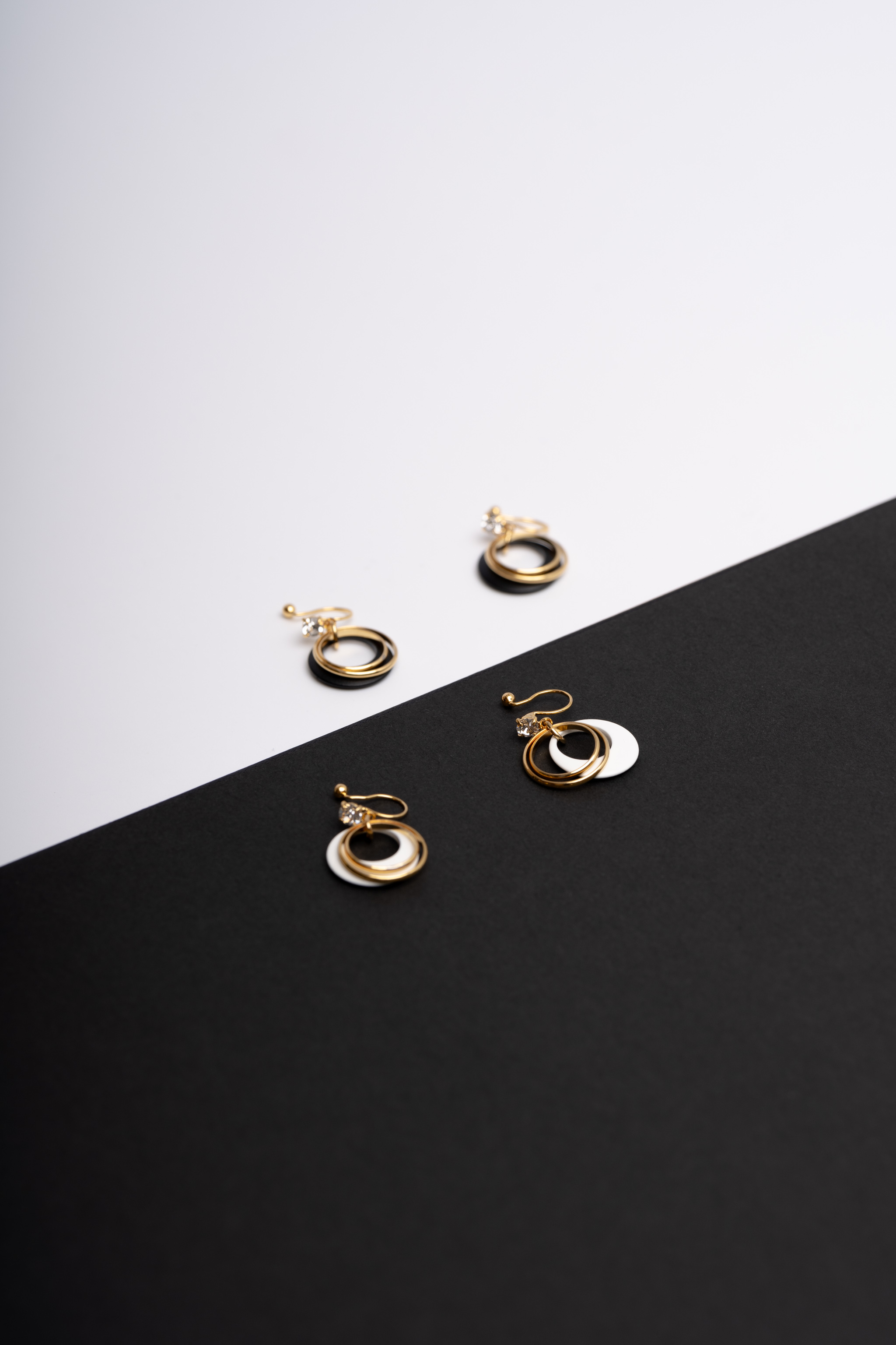 日本直送 | 鏤空堆疊圈圈.U型耳夾 - 白色/黑色