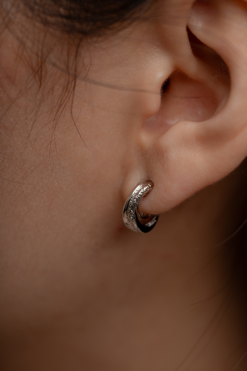 日本直送 | 交錯磨砂線條耳圈.U型彈簧耳夾 - 銀色/金色