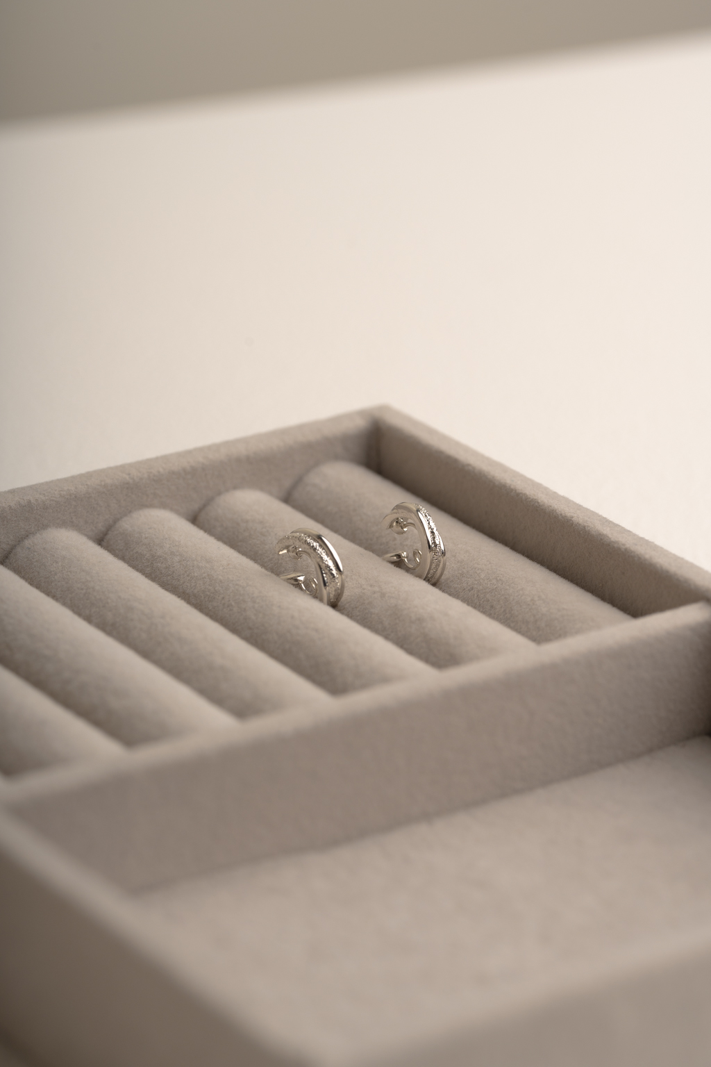 日本直送 | 交錯磨砂線條耳圈.U型彈簧耳夾 - 銀色/金色