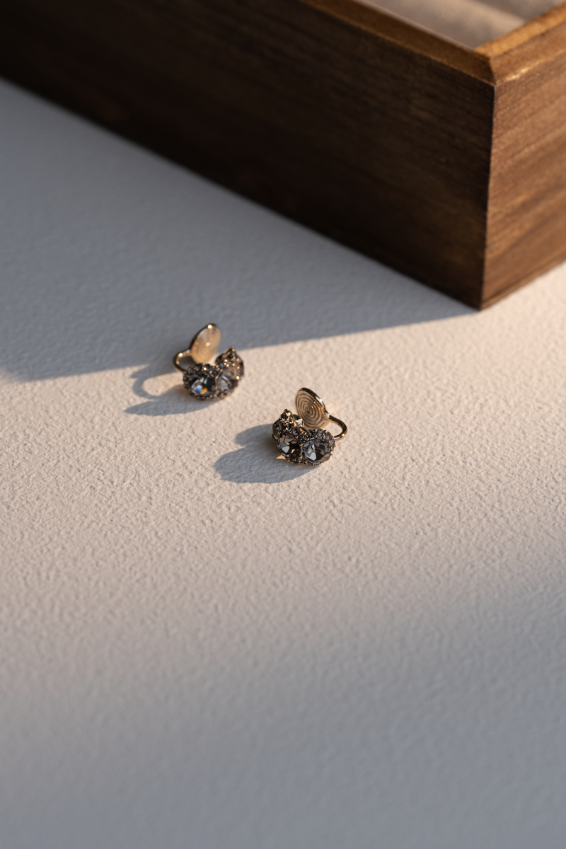 復古鑲邊滿鑽.蚊香盤耳夾- 金色