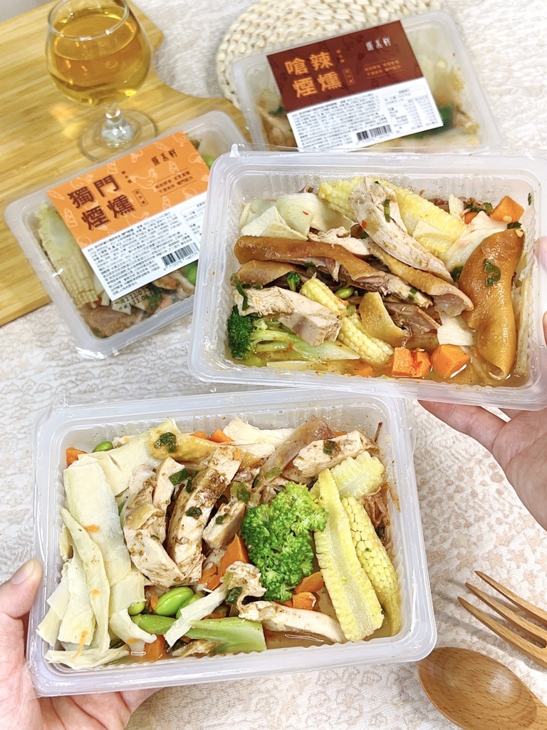 煙燻口味在鹹水雞界很少吃得到,獨門煙燻鎖進肉裡很入味~雞胸、雞腿、花椰菜、玉米筍、毛豆、脆筍干、紅蘿蔔 ... 搭配起來吃得很過癮!