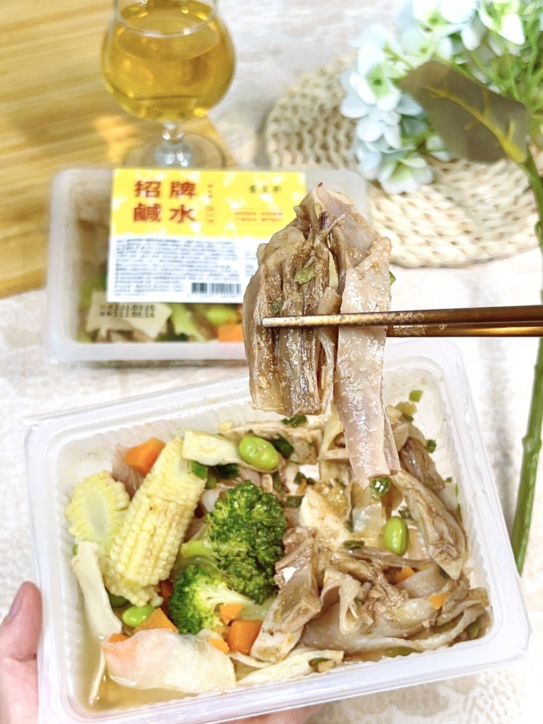 鹹水雞蔬食盒的招牌鹹水,吃起來清爽不膩口,肉質細嫩口感不乾柴,還有淡淡的特製胡椒香氣,一盒裡面雞胸、雞腿都吃得到~好滿足!