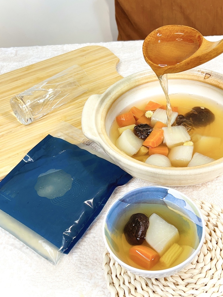 使用最強雞高湯隨意搭配蔬菜,一鍋好喝的鮮美雞湯馬上完成