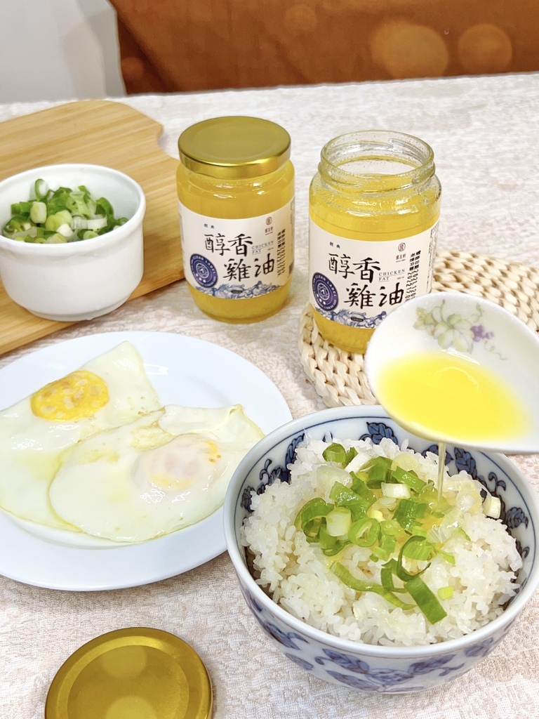 白飯淋上一匙雞油,馬上搖身一變成為香濃的雞油拌飯!