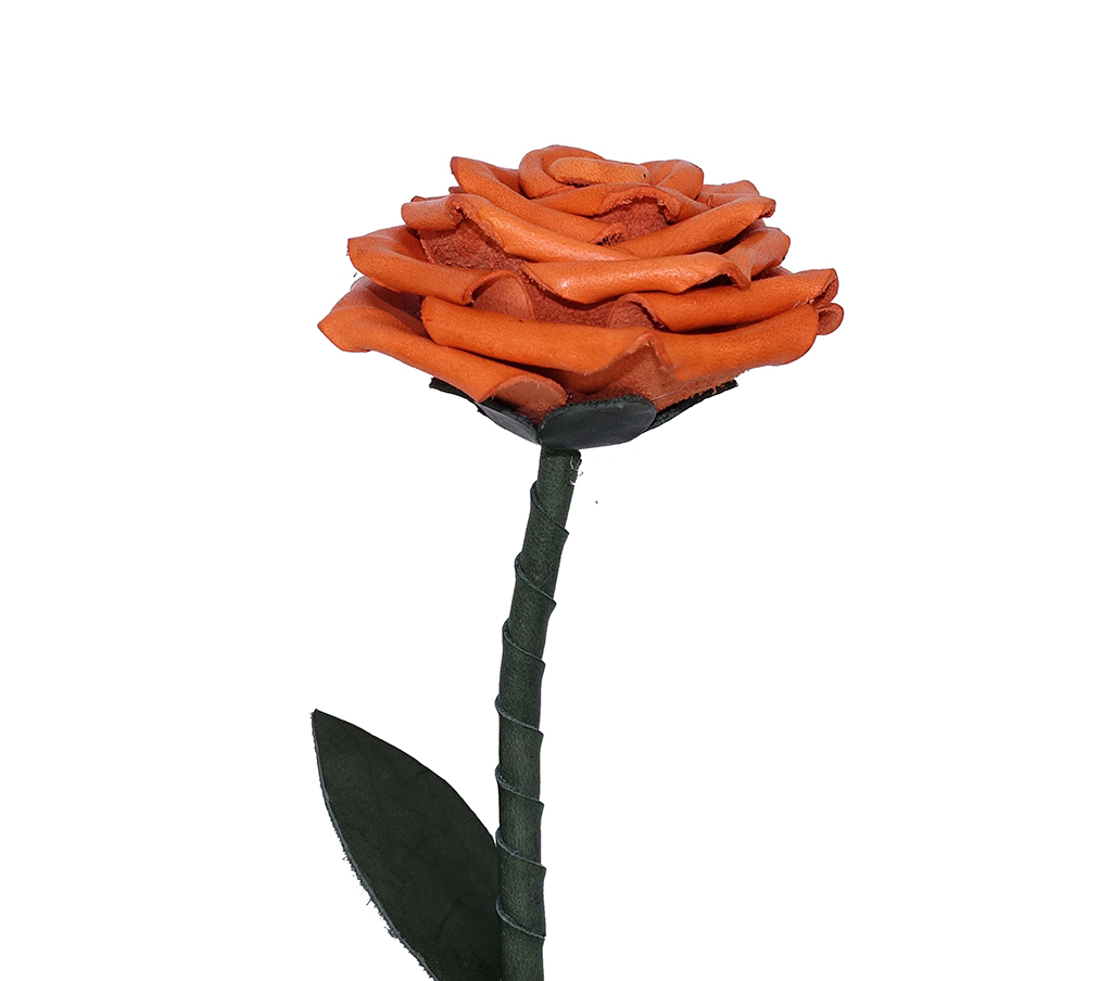 橙色皮革玫瑰花,帶有手工雕塑的立體花瓣與綠色花莖,突顯皮革工藝的細膩質感。