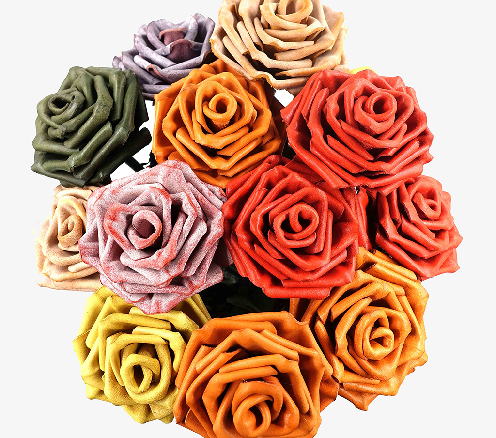 多彩皮革玫瑰花手作作品,展現細膩皮革塑形技術,適合珍藏或贈禮的藝術品。