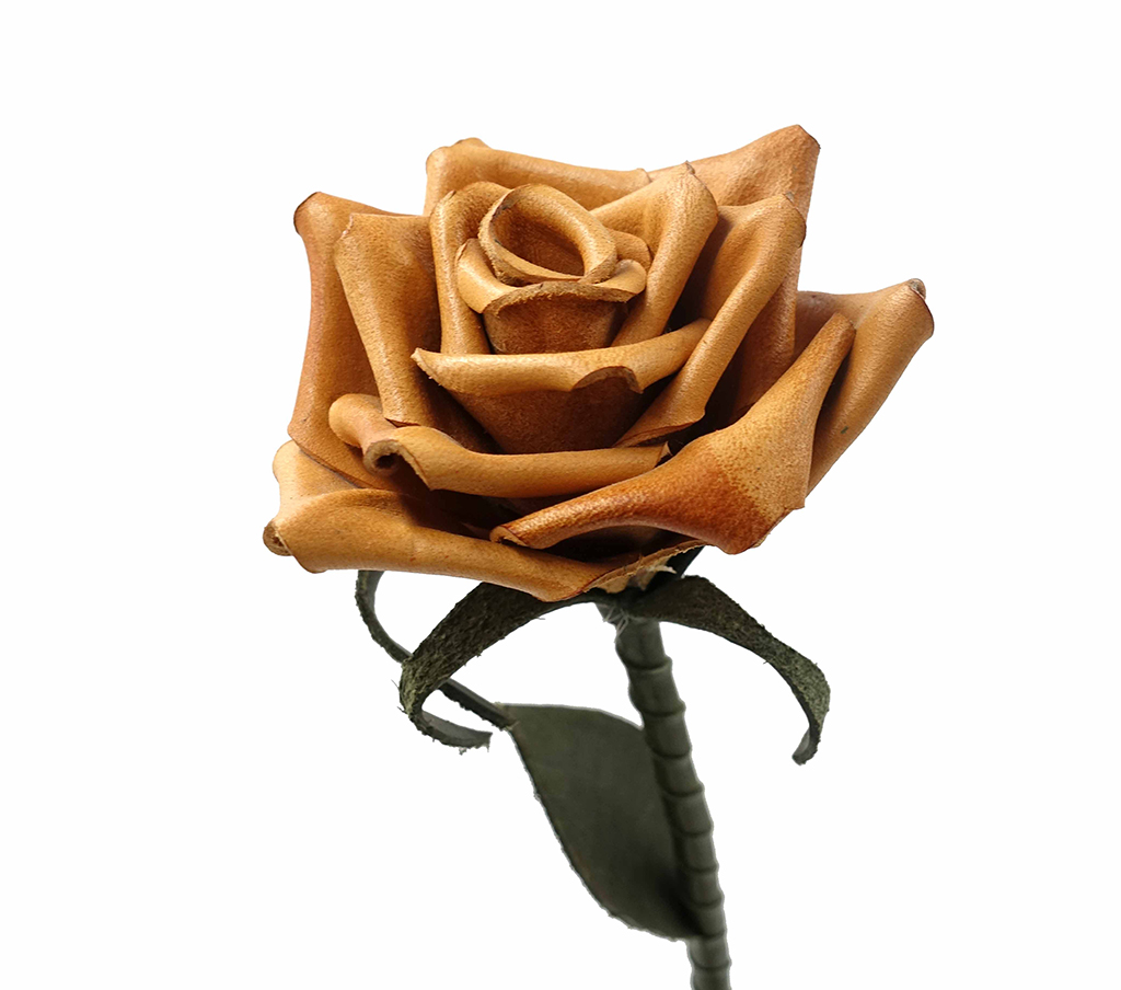 棕色皮革玫瑰花,採用高級植鞣革手工塑形,呈現自然優雅的花瓣層次感。