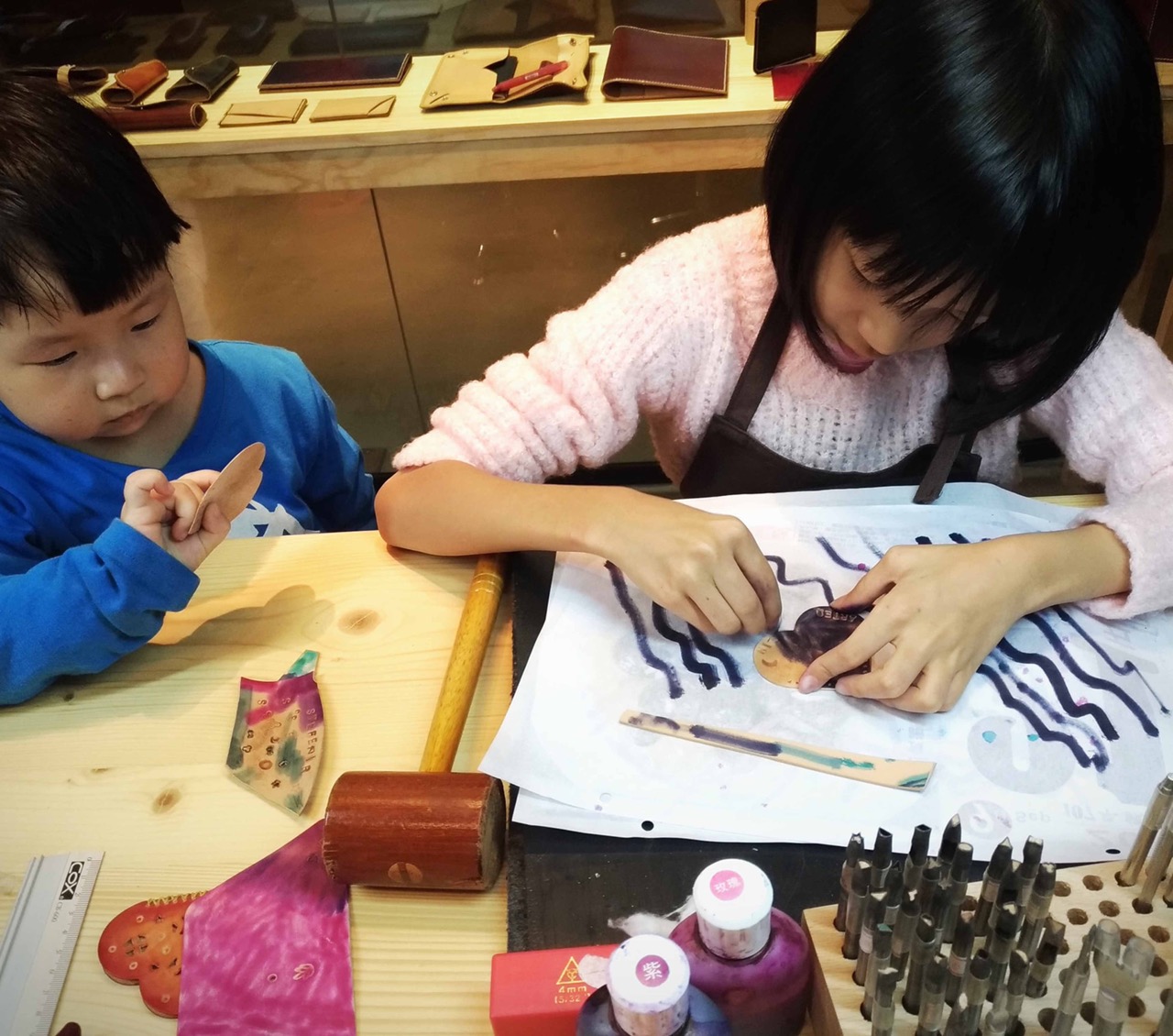 手工製作三角零錢包展示 - 展示完成的三角零錢包,細緻的皮革質感和獨特設計。