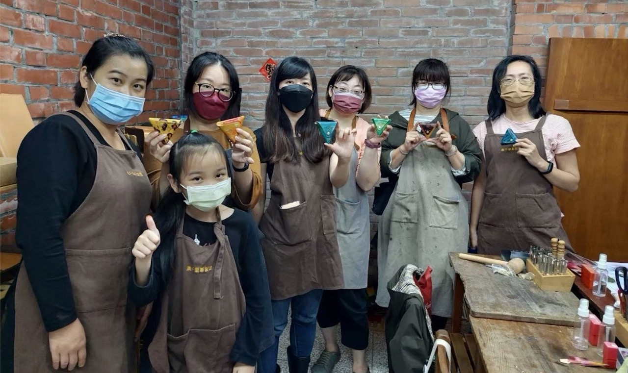 親子體驗皮革課程 - 親子共同參與皮革手作課程,享受創作與互動的美好時光。