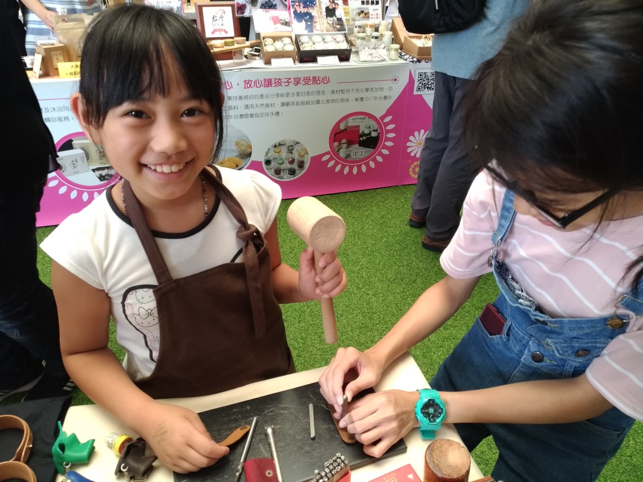 皮革手作課程過程 - 學員製作三角零錢包的過程,體驗手作的樂趣與成就感。