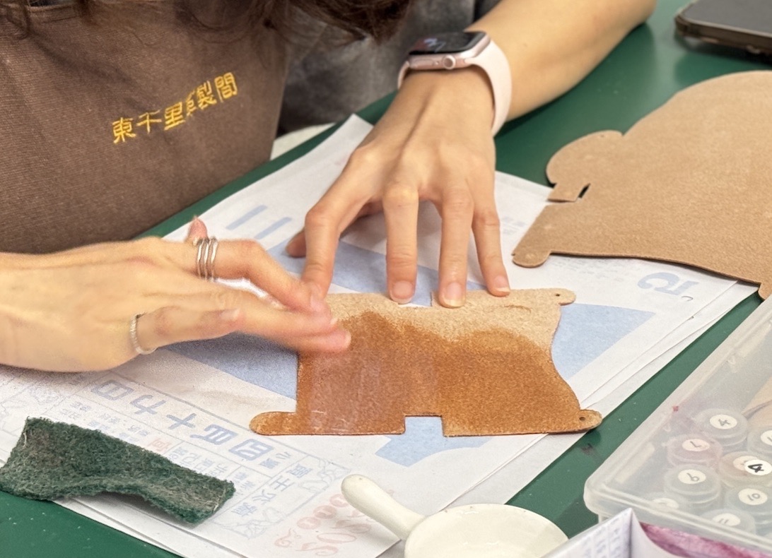 學員於皮革手作課程中進行實際操作與基礎製作步驟