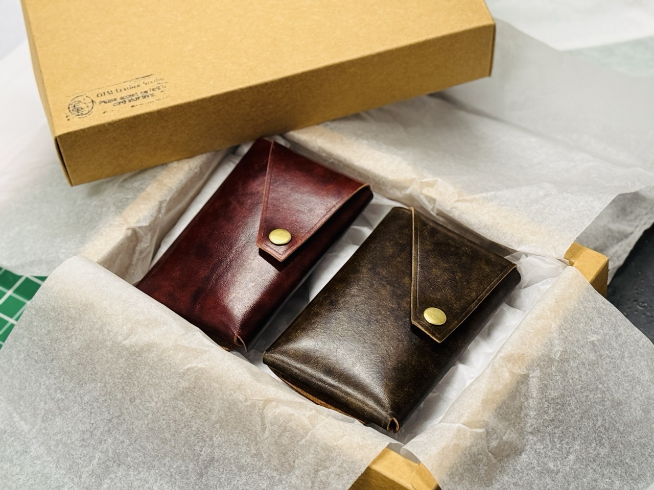 小班制皮革手作課程現場,學員專注完成個人作品