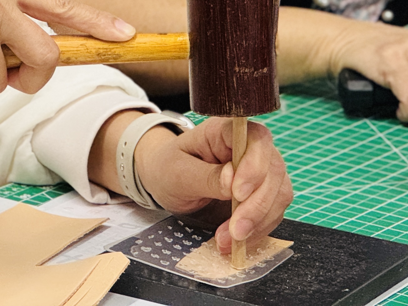 皮革課程英文字母刻印示範|透明字模對位刻印