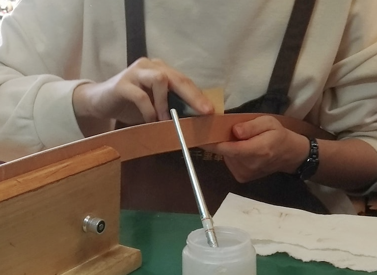 學員於皮革手作課程中進行實際操作與基礎製作步驟