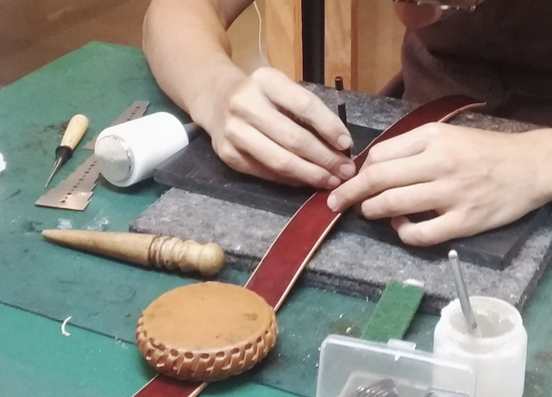 皮革課程進行中,作品已完成至可安全延續的製作階段