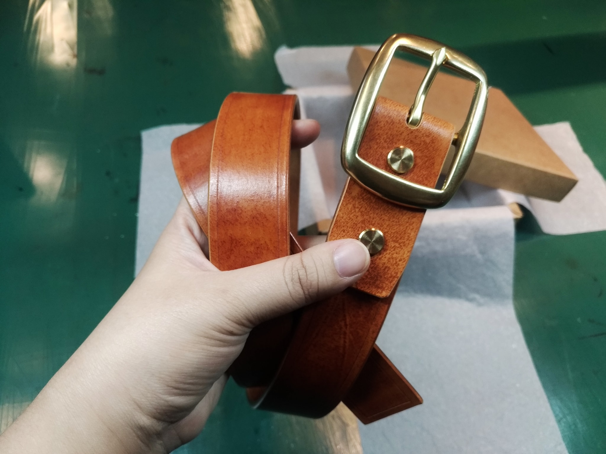 小班制皮革手作課程現場,學員專注完成個人作品