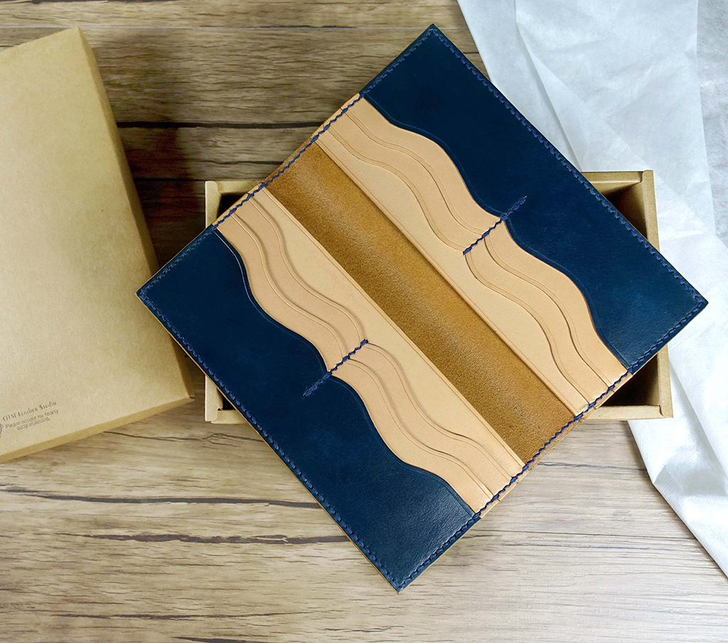 藍色植鞣革簡約曲線長夾內部結構,打開後可見曲線卡片夾層與中央收納空間配置