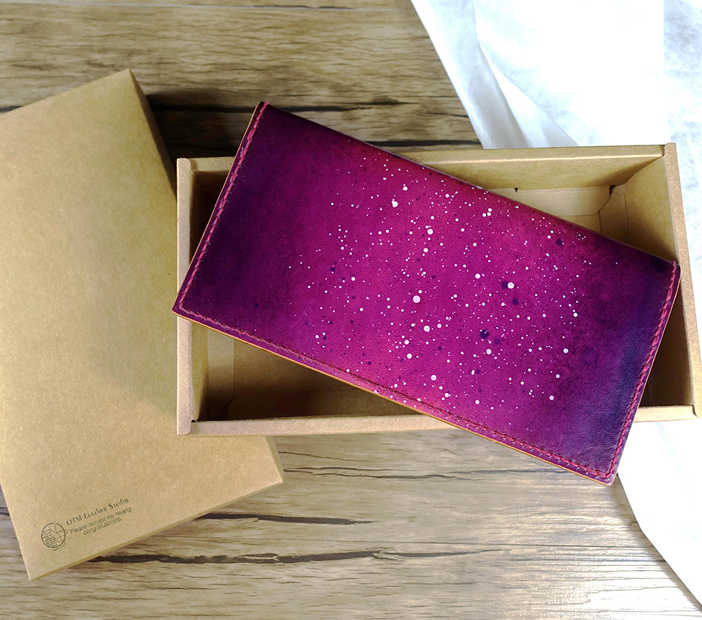 簡約拉鍊長夾課程完成作品外觀,紫玫瑰手工染色植鞣革拉鍊長夾,關閉狀態平放於牛皮紙盒上