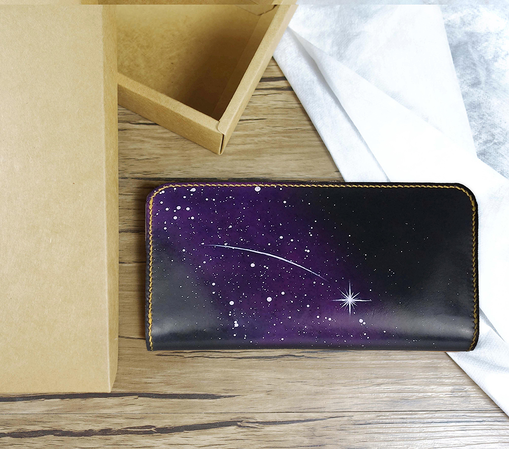 紫黑星空染色拉鍊長夾外觀,手工染色皮革呈現深色漸層與星點效果,整體線條簡潔