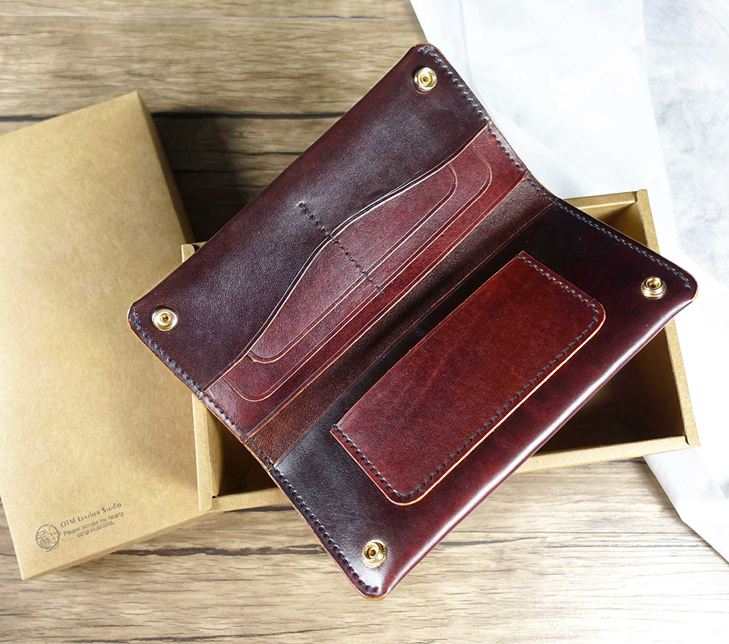 風格長夾打開後的內部結構,無拉鍊零錢袋設計,以多層卡片夾層與雙鈔票收納為主,結構清楚、線條俐落。