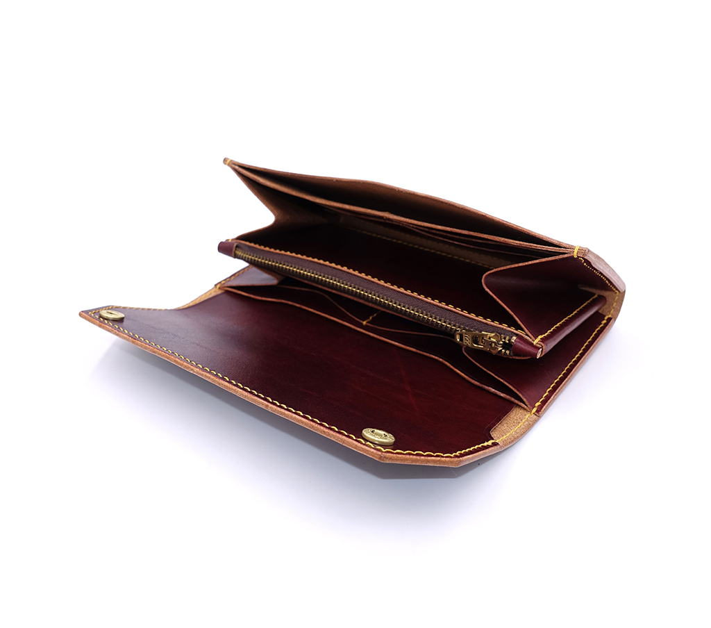 風琴長夾打開後的內部結構展示,可見多層卡片夾層、風琴式展開空間與中央拉鍊夾層,整體層次清楚、結構完整。