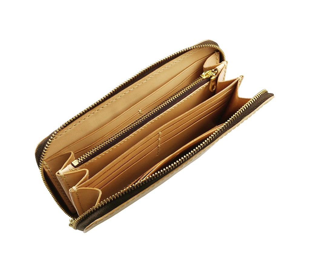 拉鍊長夾斜角視角,呈現風琴式內層厚度與收納層次,結構穩定不顯臃腫