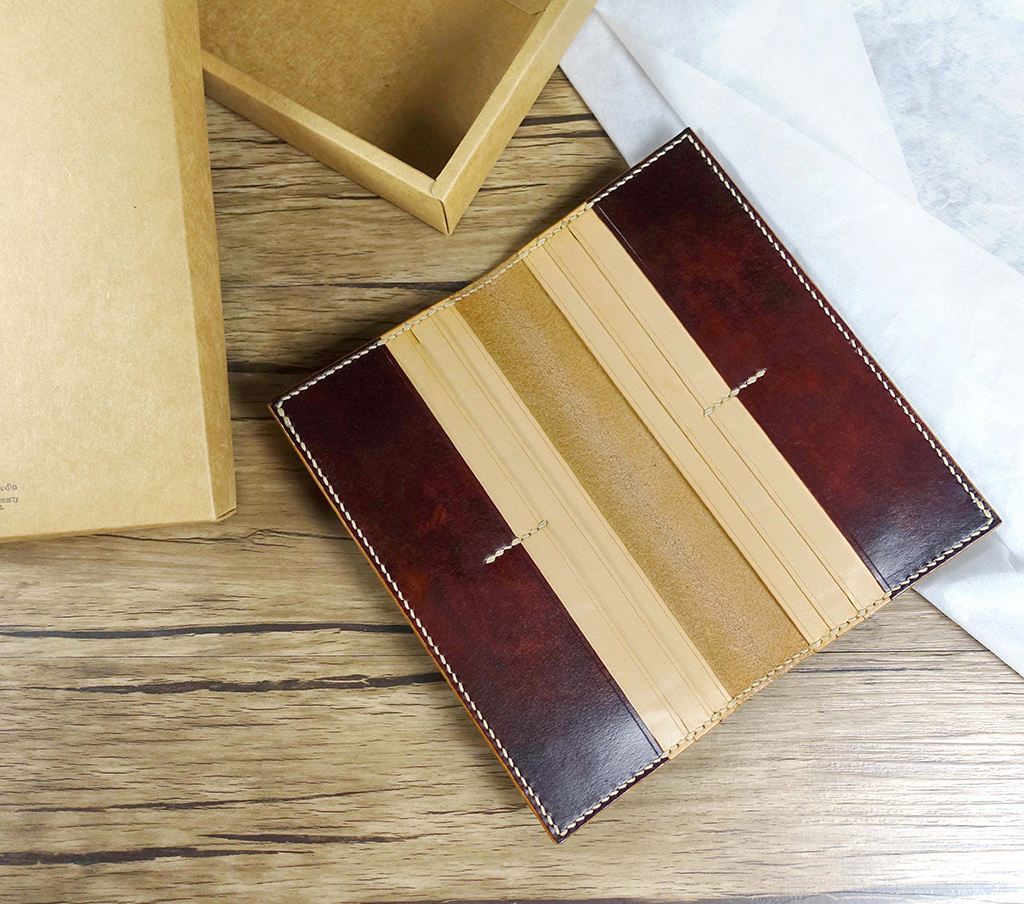 簡約長夾課程完成作品內部結構,打開後可見卡片夾層與中央收納空間配置