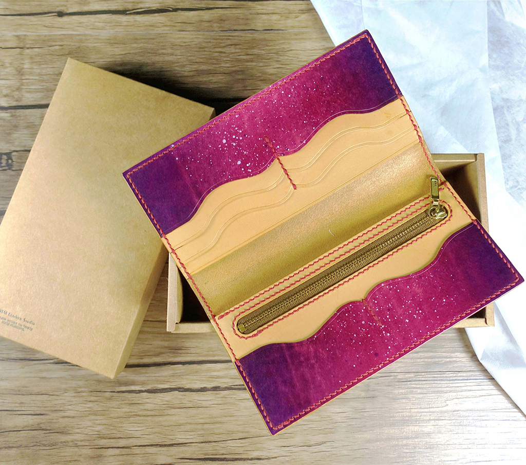 簡約拉鍊長夾課程完成作品內部結構,打開後可見曲線卡片夾層與中央拉鍊收納空間配置