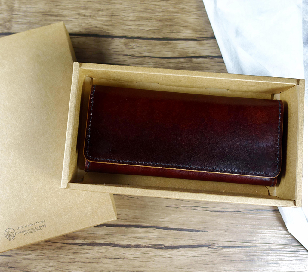 完成後的單層風琴長夾作品,植鞣革長夾置於禮盒中,展現簡潔比例與日常實用收納設計