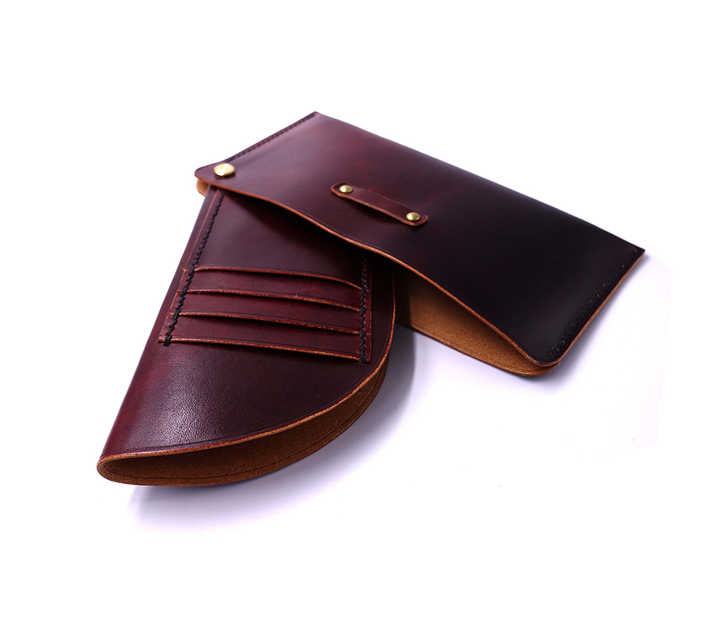 翻轉長夾內部結構展示,紅棕色植鞣革長夾以螺絲扣為基點翻轉展開,清楚呈現 8 卡片夾層與弧形內片設計。