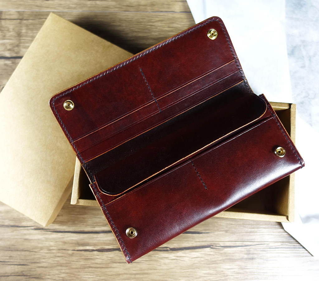 單層風琴長夾內部結構展示,翻蓋式卡片夾層與立體風琴零錢層設計,呈現不使用拉鍊的收納方式