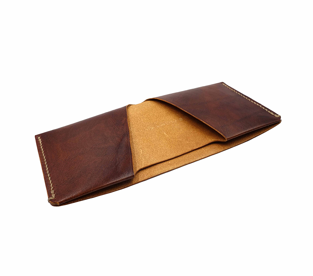 特殊單片長夾側面角度展示,義大利植鞣革製作,一片式結構,左右縫線封邊,整體厚度約 0.5 公分,呈現輕薄比例。