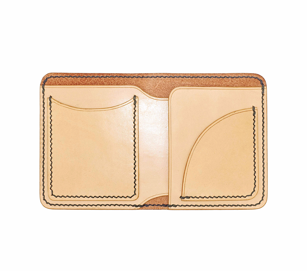 直式短夾內裝展示,植鞣革短夾卡夾配置與鈔票攤平收納空間,手縫線條細節