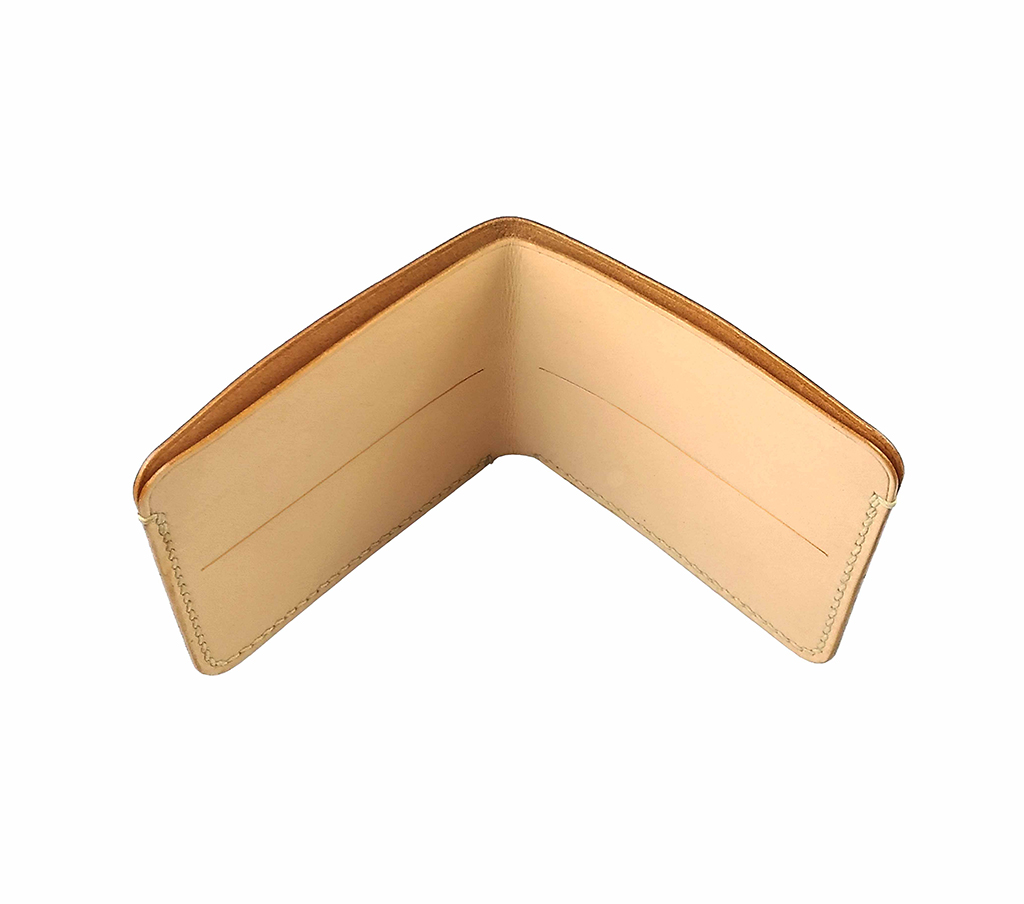 兩片簡約短夾展開樣貌,對折式結構由兩片皮革組合而成,內側切割形成卡層設計清楚可見,外圈手縫收邊細節明顯,呈現薄型極簡口袋比例。