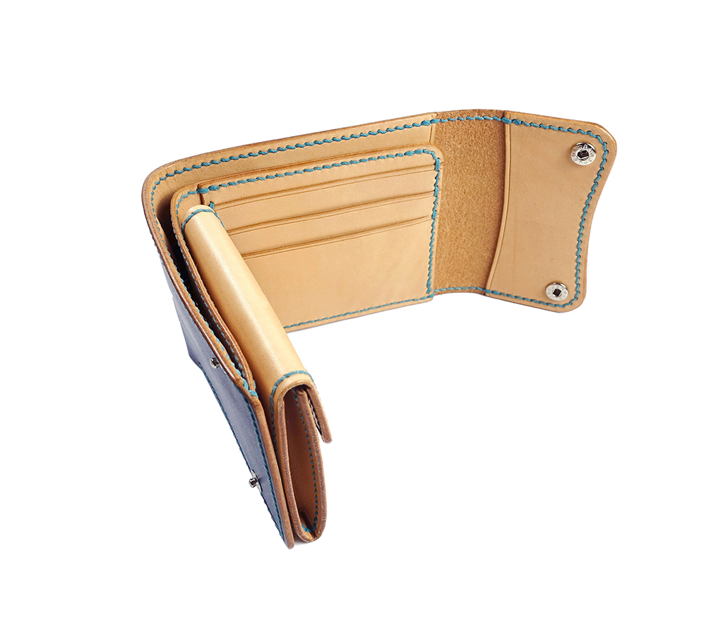 三折皮革短夾側面厚度與T型結構設計展示,立體零錢包堆疊層次分明,收合後比例俐落不厚重