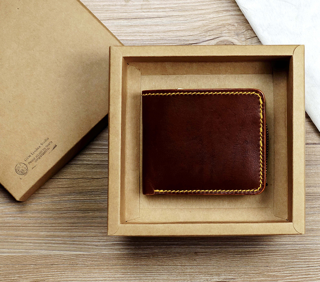 拉鍊零錢包短夾課程成品展示,植鞣革深咖啡色外觀,搭配手縫邊線與禮盒包裝,適合作為送禮皮革短夾