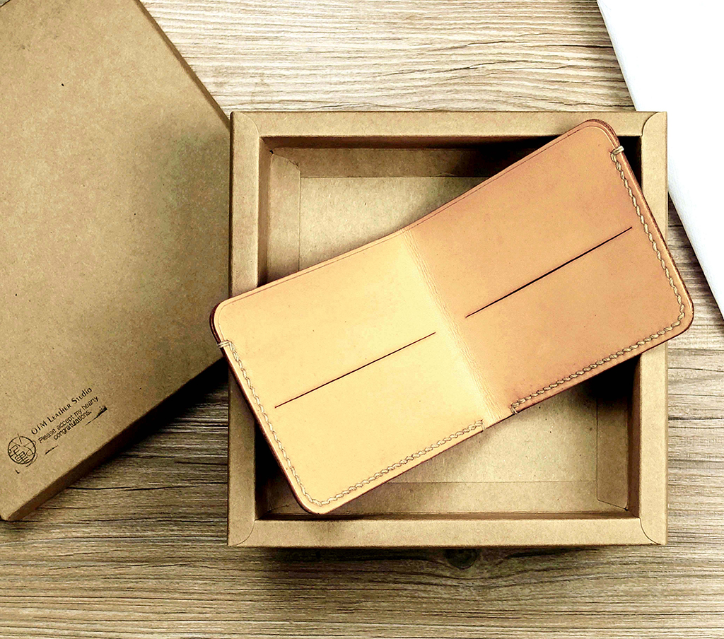 兩片簡約短夾展開樣貌,內部為兩片皮革對折結構,切割形成卡層設計清楚可見,外圈手縫細節明顯,呈現薄型極簡短夾比例。