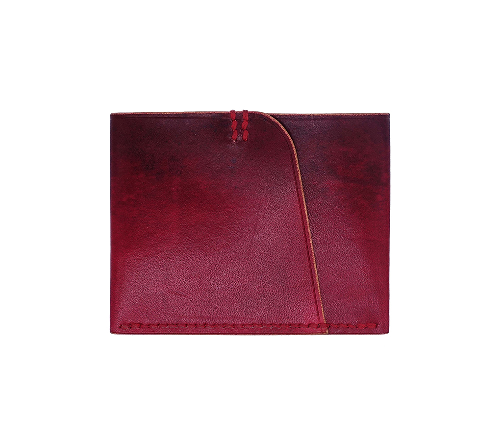 紅色單片式短夾正面照,單張皮革折疊成形,外圈手縫收合,曲線切割形成卡層結構,呈現極簡輕薄比例。