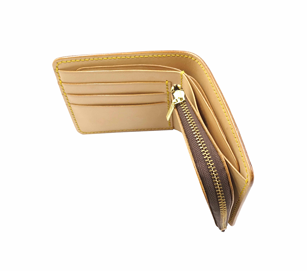 立體L型拉鍊零錢包側邊結構細節,展示皮革短夾厚度與金屬拉鍊工藝製作