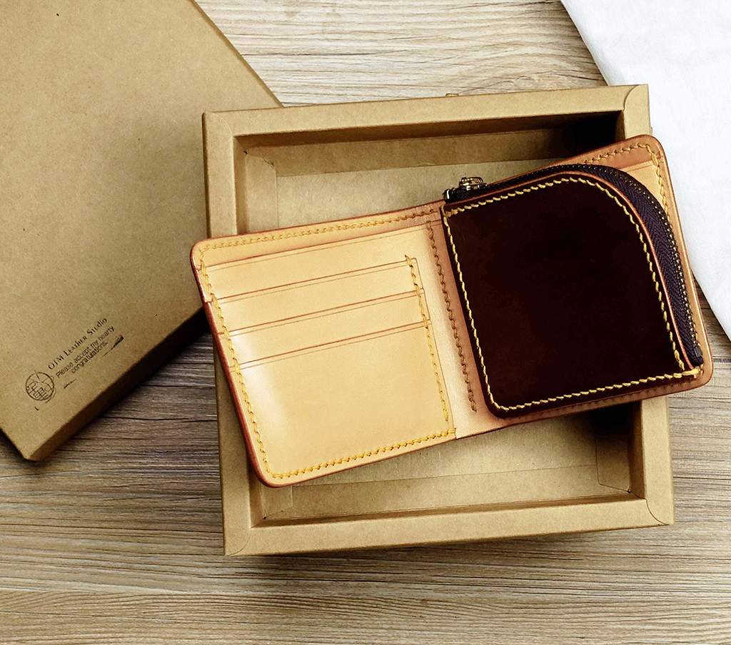 拉鍊零錢包短夾展開結構展示,雙層鈔票夾層與L型立體拉鍊零錢包設計,皮革課程成品細節