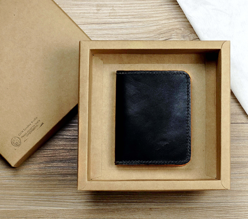 直式皮革短夾禮盒包裝,黑色植鞣革短夾成品展示,送禮自用皆適合