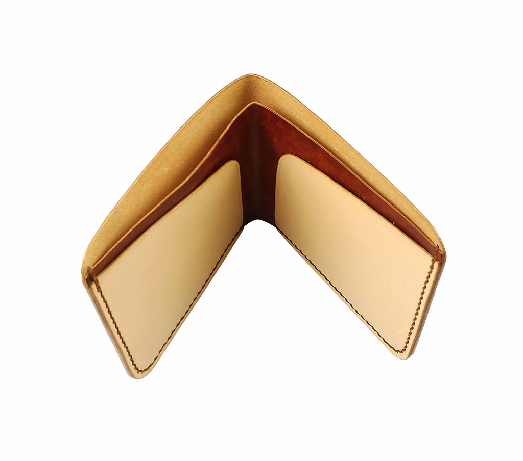 簡約短夾展開樣貌,對折式結構清楚可見,中間鈔票層與兩側卡層設計簡潔,外圈手縫收邊細節明顯,呈現植鞣革自然色澤與俐落比例。