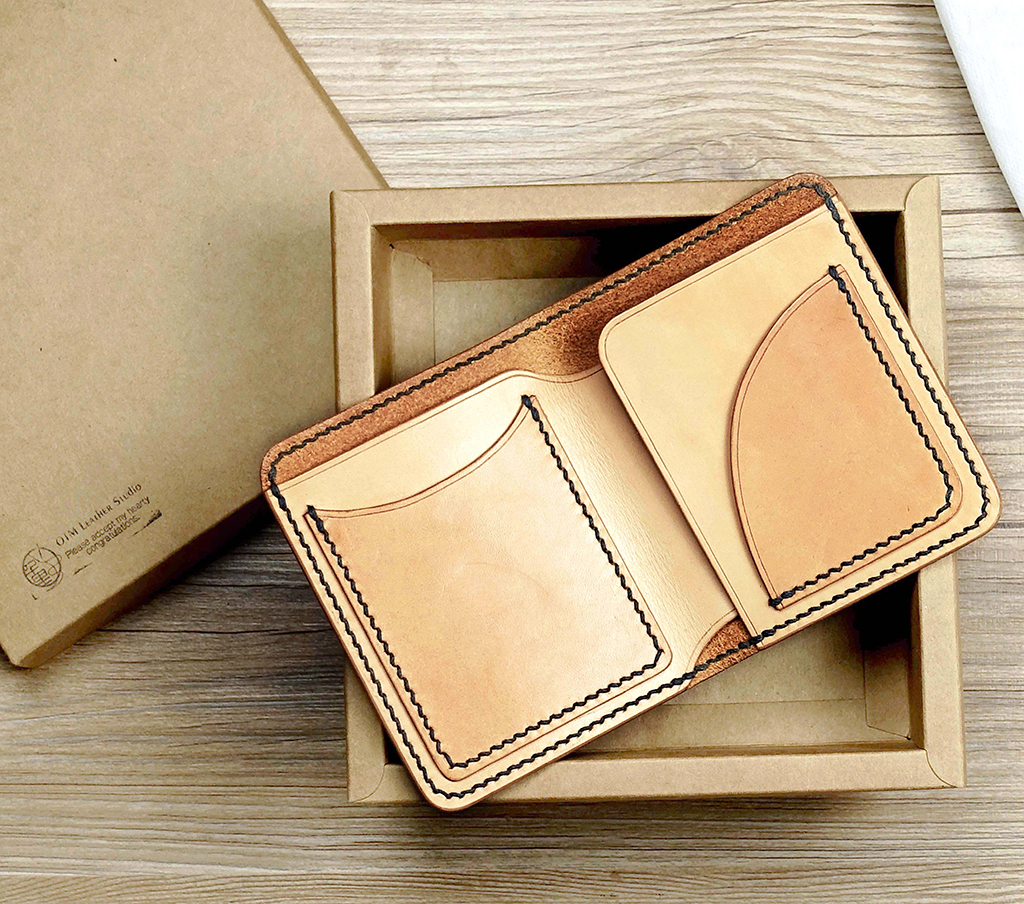 直式短夾禮盒開箱內裝,卡夾與鈔票層收納展示,手作植鞣革短夾課程作品