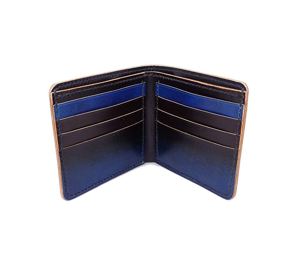 八卡皮革短夾斜側視角展示,卡層堆疊結構與厚度控制細節,手作植鞣革短夾外觀簡約耐看。