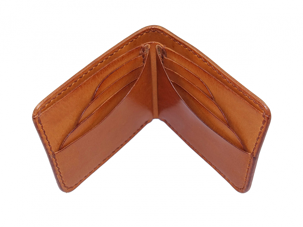 波浪短夾展開平放照片,弧線卡層與中央大鈔夾層配置清晰,八卡皮革短夾收納結構完整展示。
